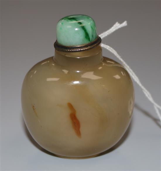 A Chinese chalcedony snuff bottle, late 19th / early 20th century, total height 6.2cm